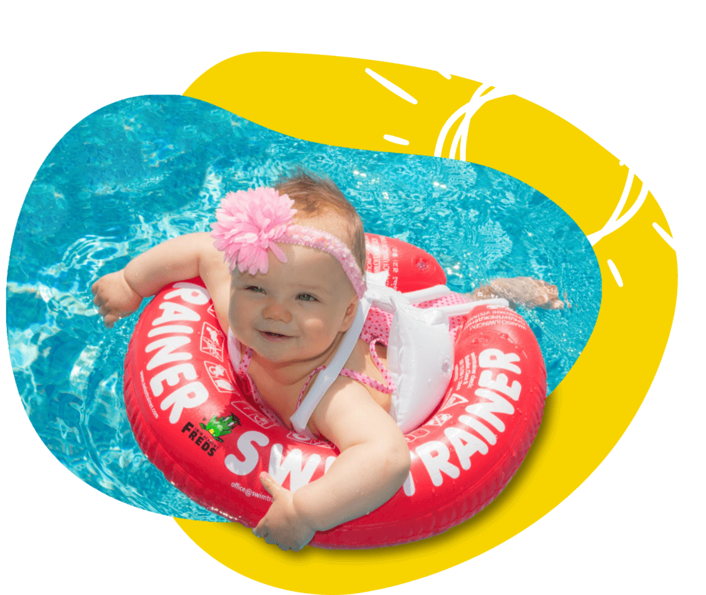 bouee-swimtrainer-bebe-3 Un bébé souriant qui nage avec une bouée Swimtrainer rouge.