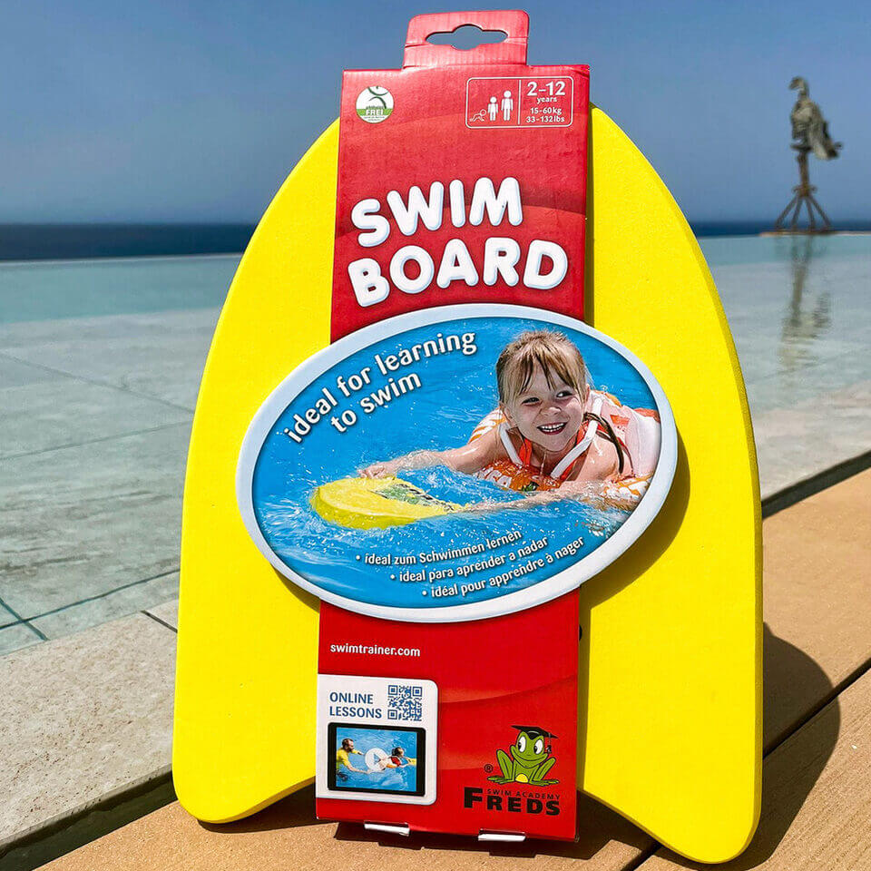 planche-natation-swimboard Planche de natation jaune Swim Board devant un paysage de plage ensoleillée.